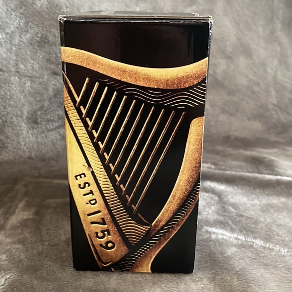 Guinness Pint Glasses 20oz Gravity Glass Gold Print Embossed Harp Set of 2 - Picture 6 of 8